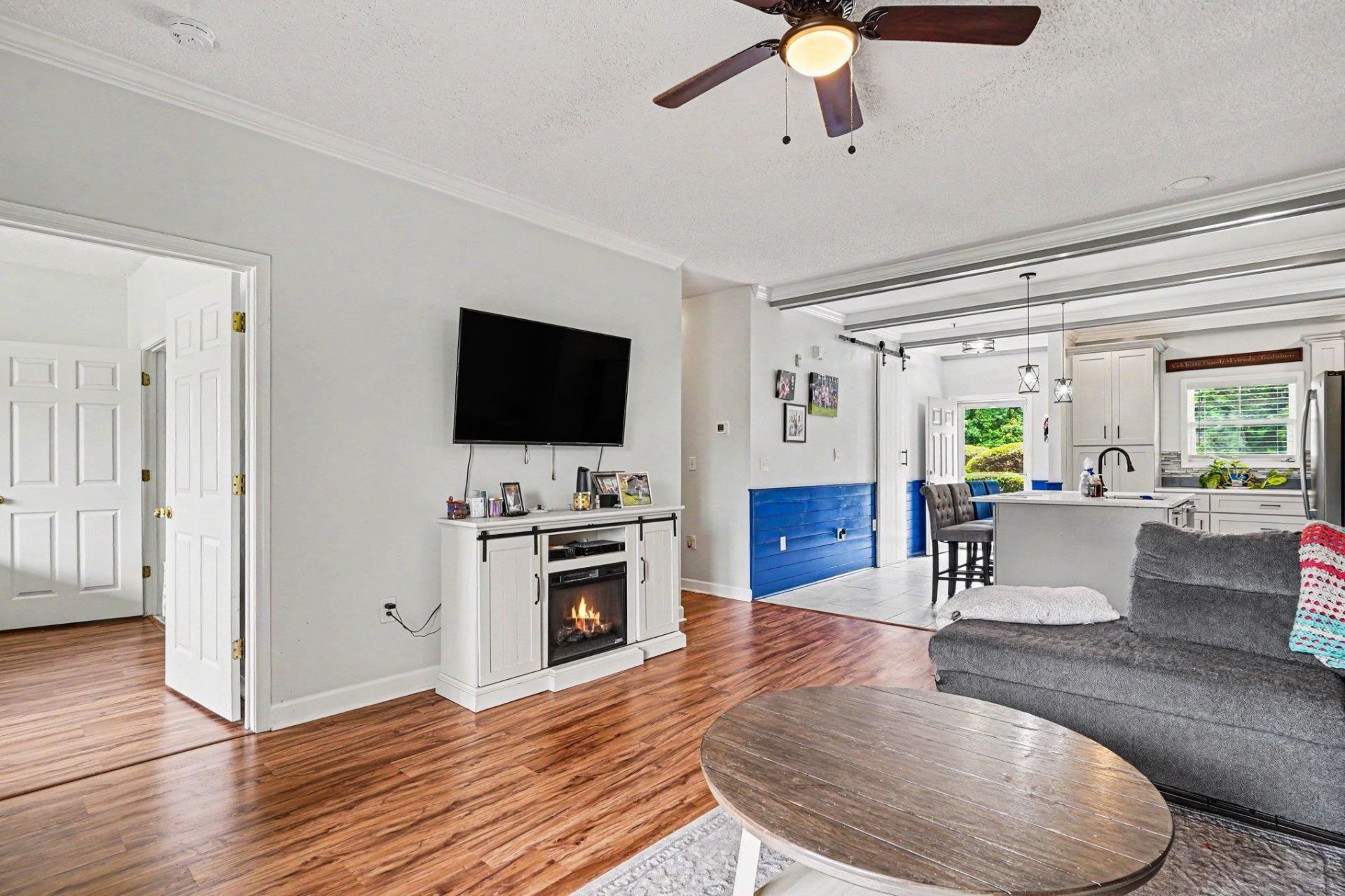 604 Heathrow Dr.  Photo 7