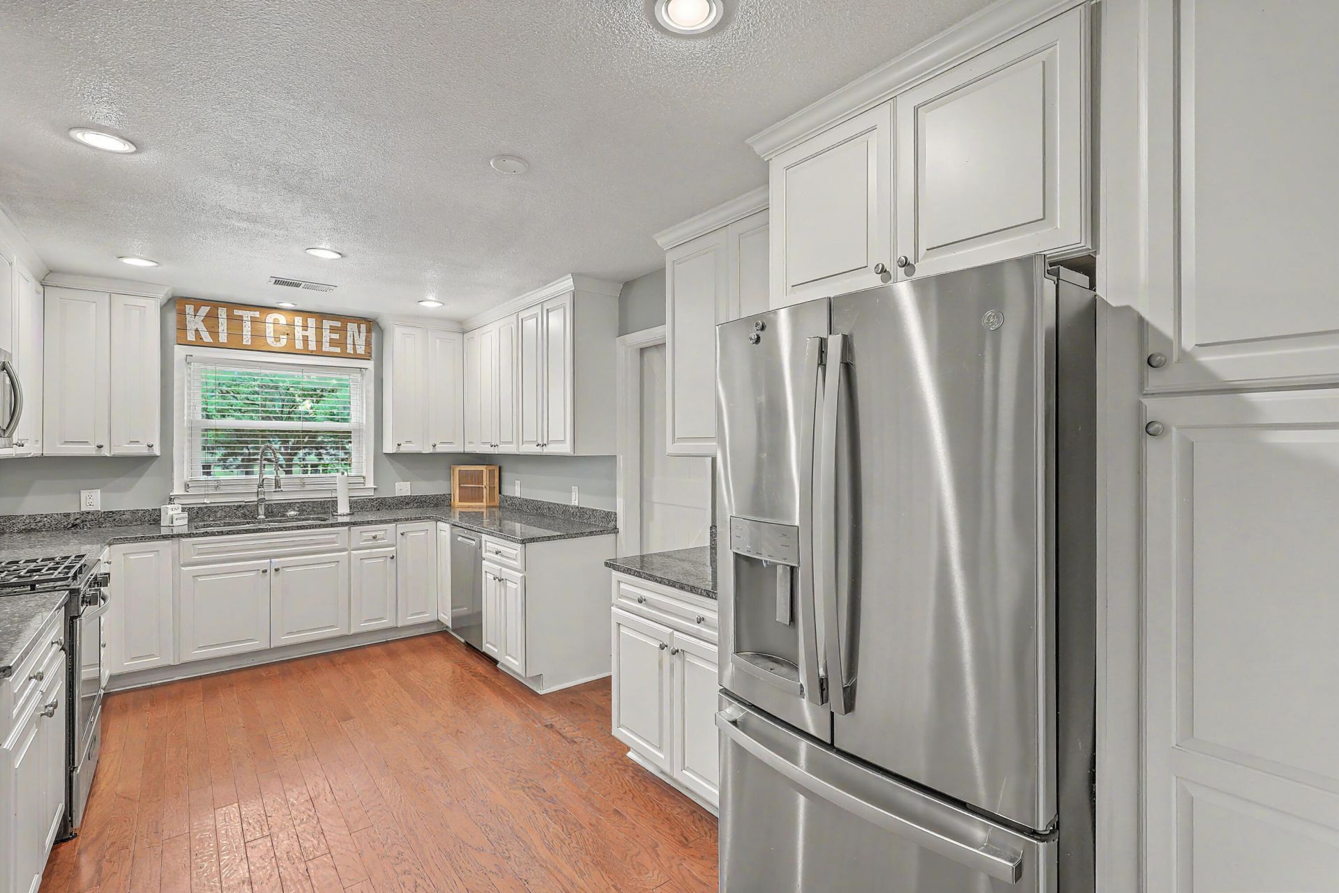 203 Shaftesbury Lane Photo 15