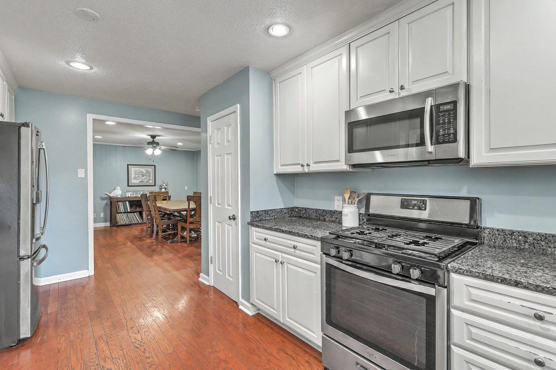 203 Shaftesbury Lane Photo 17