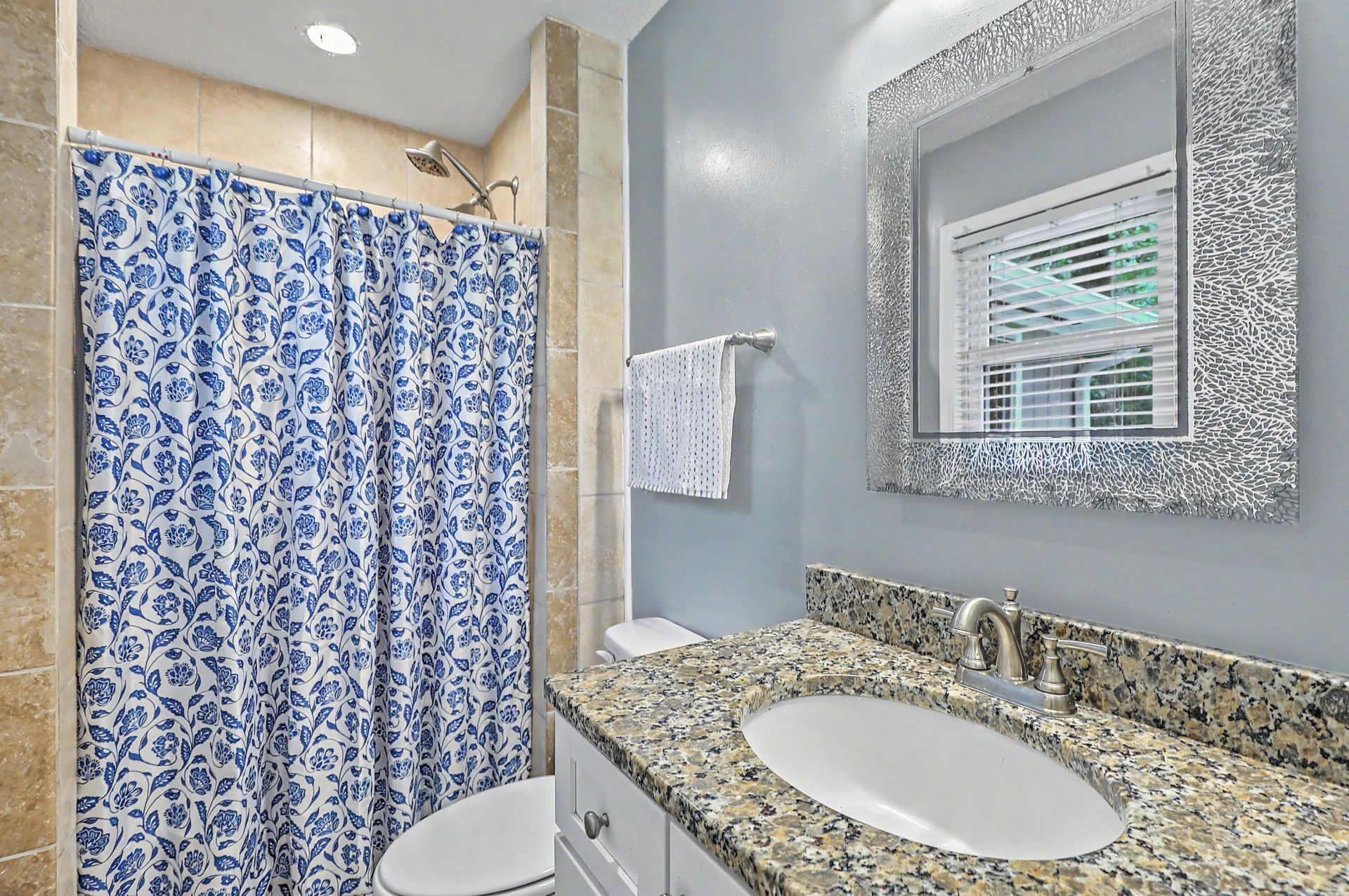 203 Shaftesbury Lane Photo 31