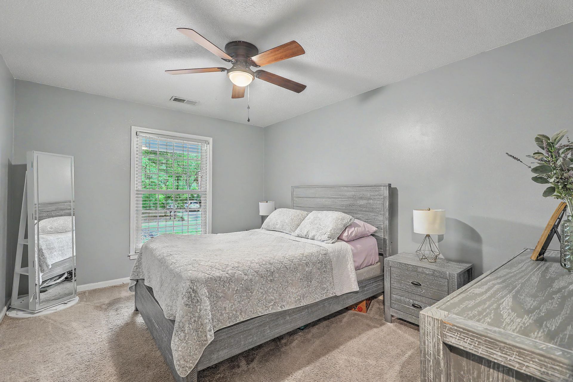 203 Shaftesbury Lane Photo 33