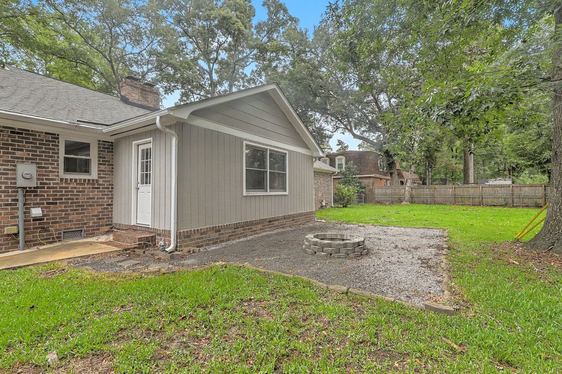 203 Shaftesbury Lane Photo 35