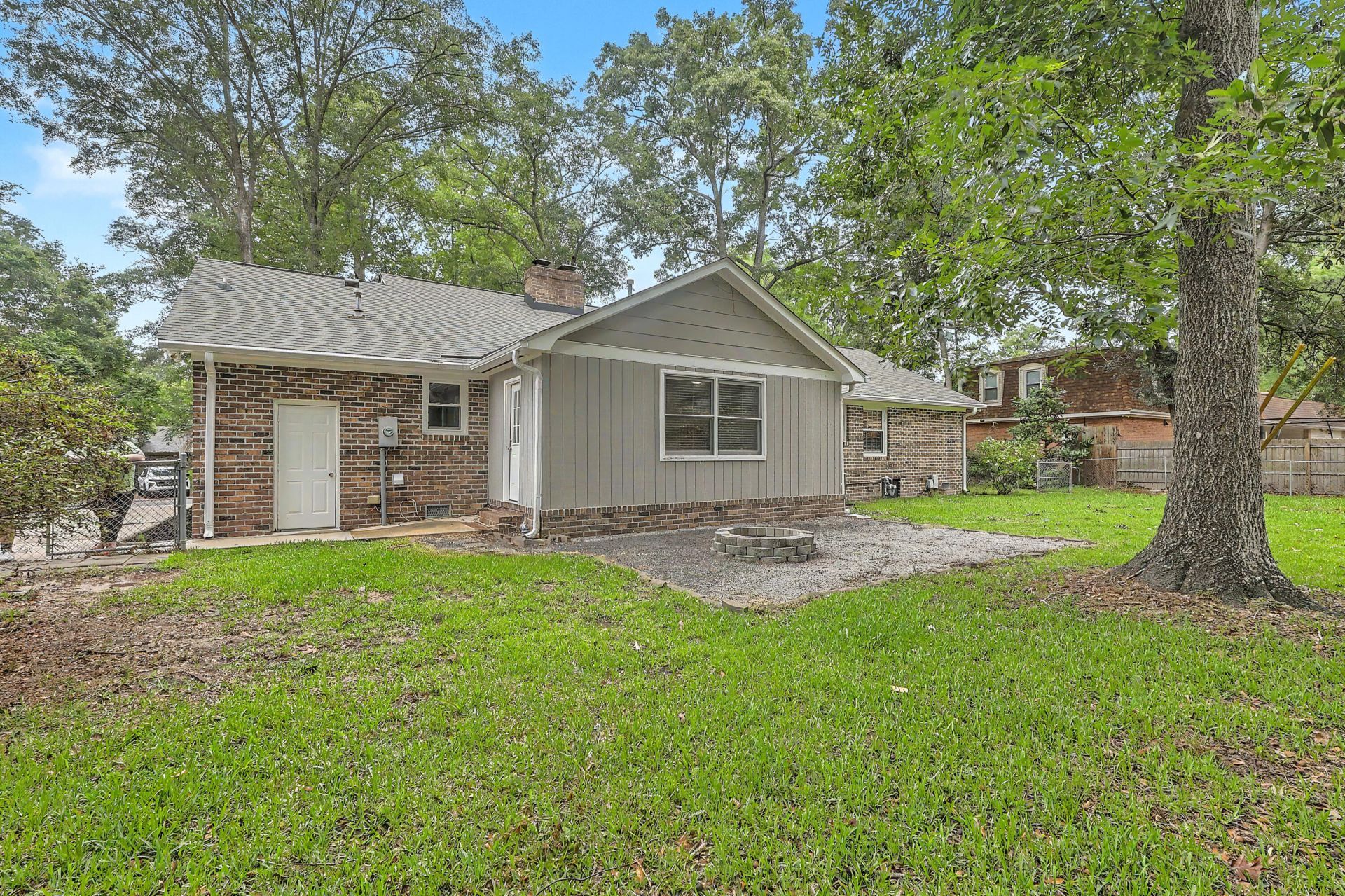 203 Shaftesbury Lane Photo 36