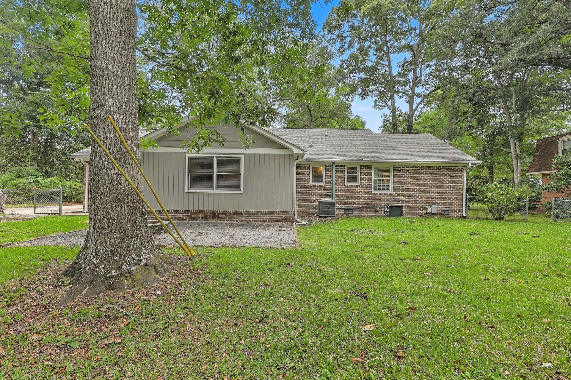 203 Shaftesbury Lane Photo 37