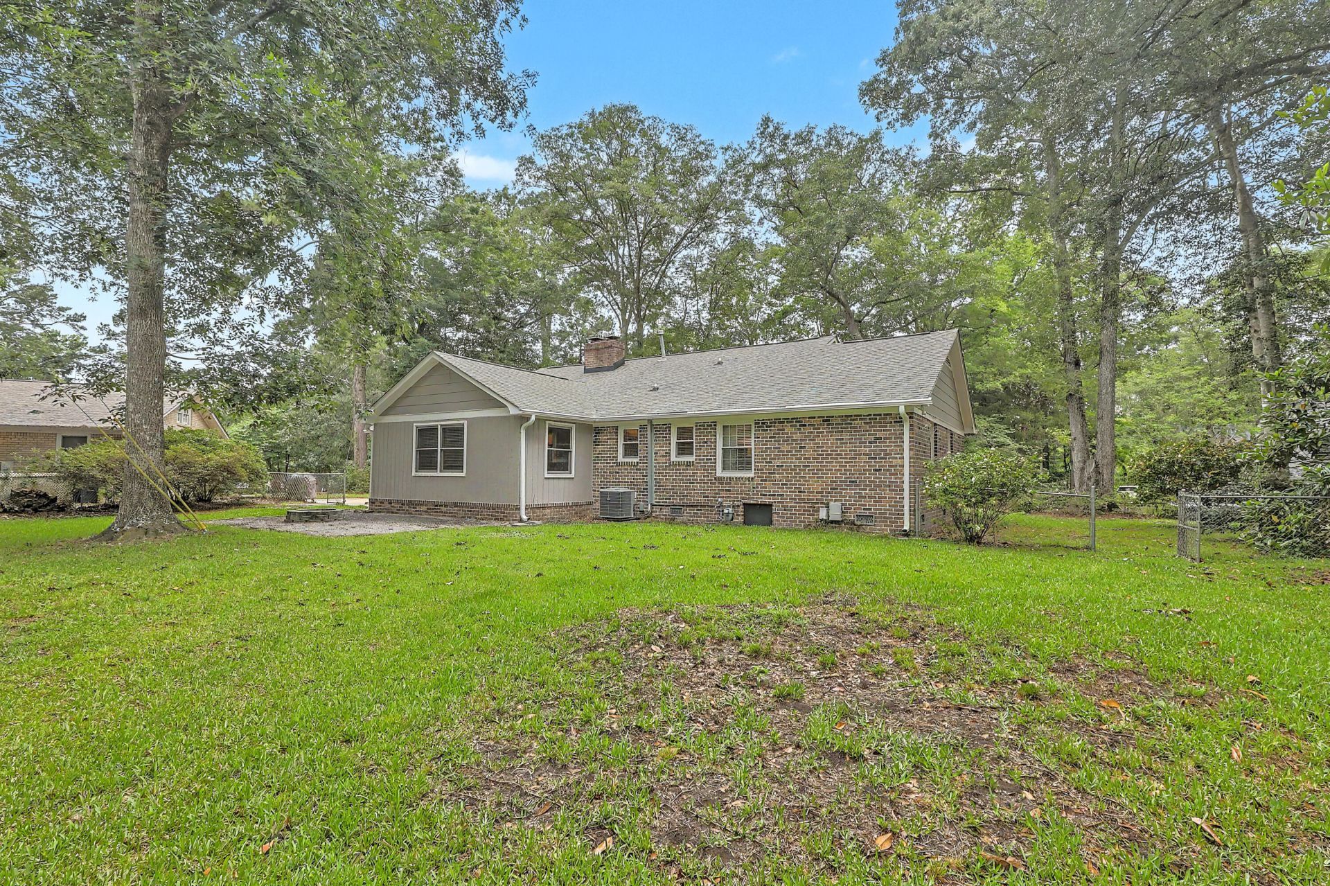 203 Shaftesbury Lane Photo 38