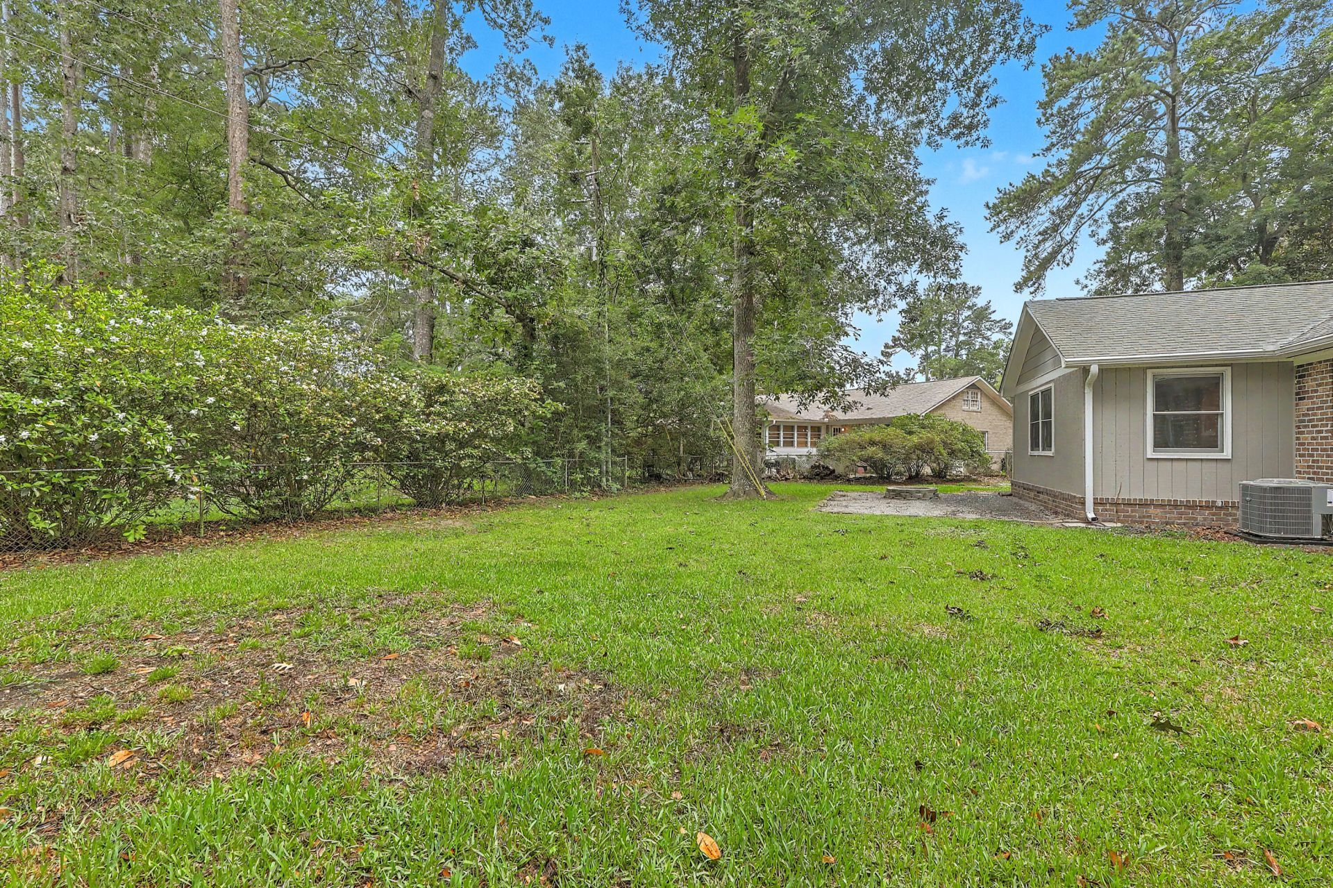 203 Shaftesbury Lane Photo 39