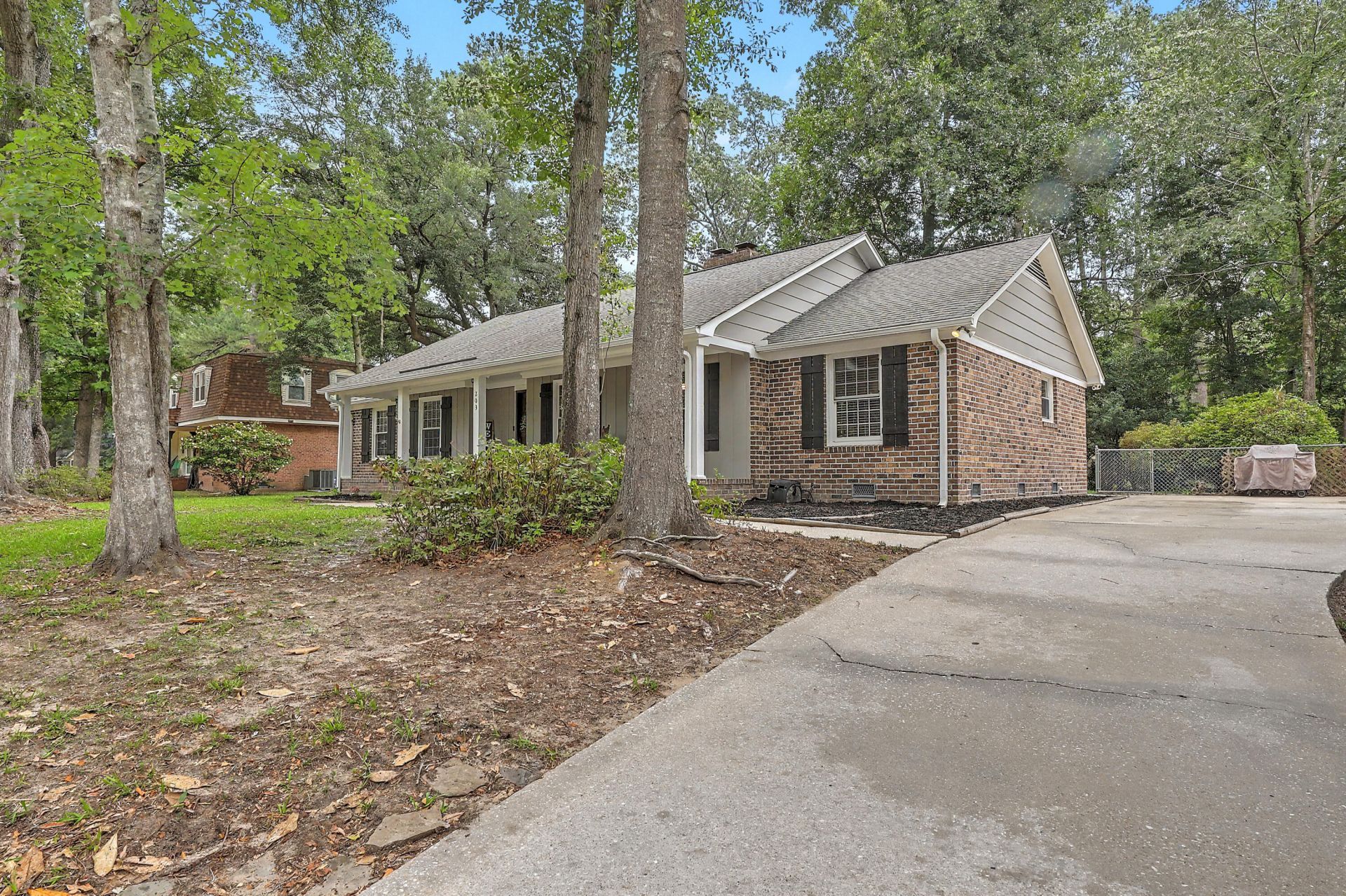 203 Shaftesbury Lane Photo 4