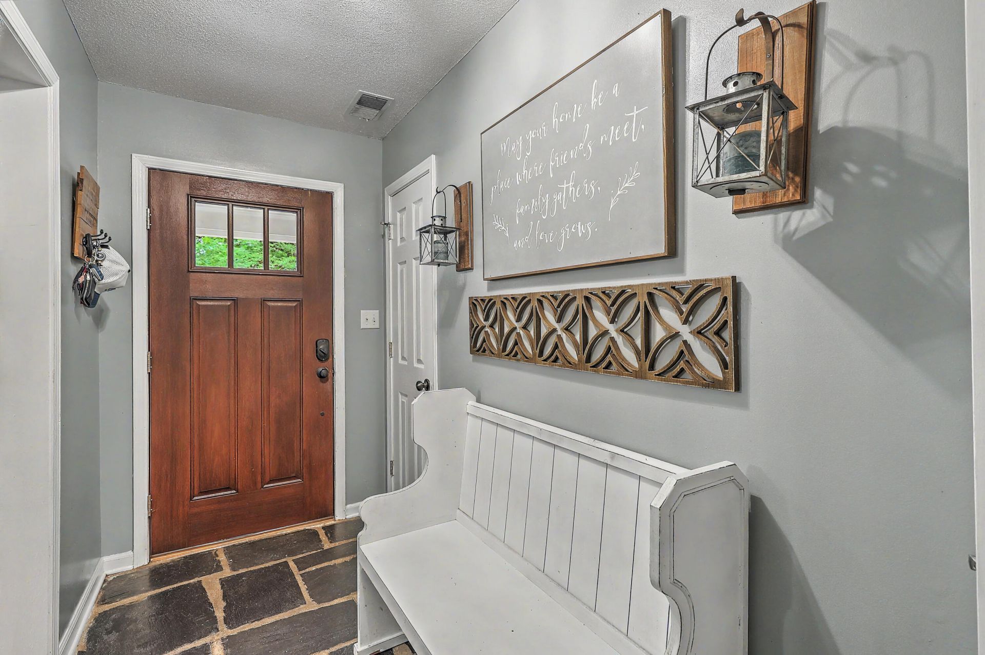 203 Shaftesbury Lane Photo 8