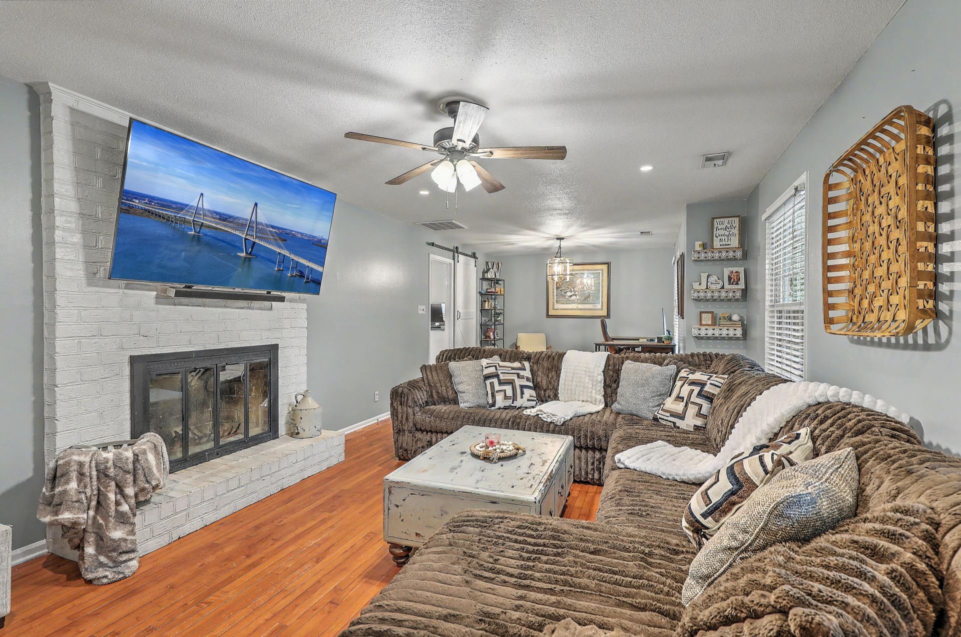 203 Shaftesbury Lane Photo 9
