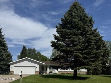 913 JAMES Avenue SE, East Grand Forks, MN 56721