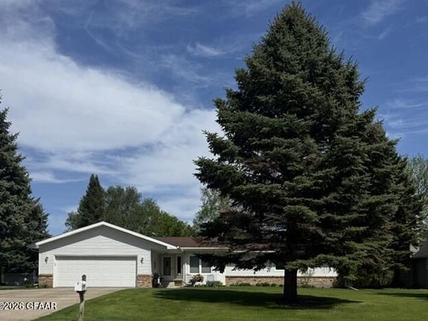 913 JAMES Avenue SE, East Grand Forks, MN 56721