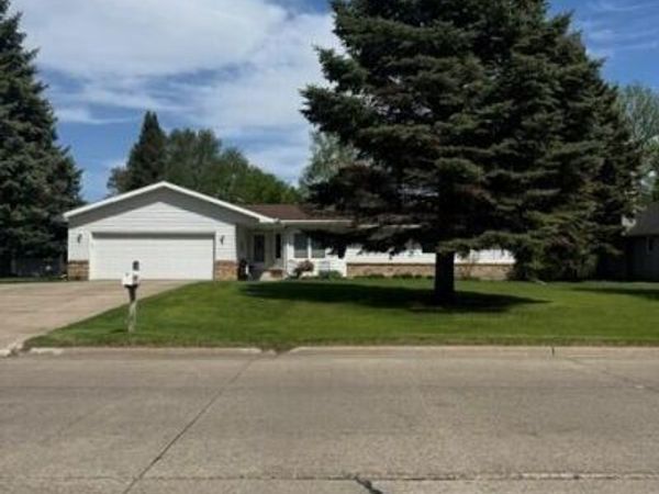 913 JAMES Avenue SE, East Grand Forks, MN 56721