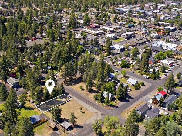 243 E Jefferson Avenue, Sisters, OR 97759