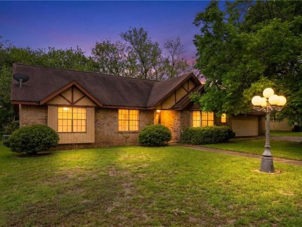 214 E Montana Drive , Shiner, TX 77984