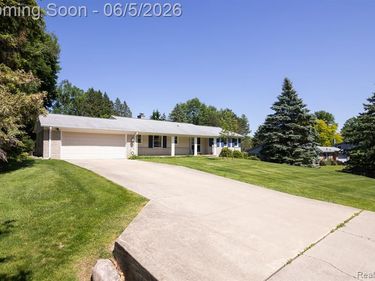 724 Sandstone Drive, Rochester Hills, MI 48309