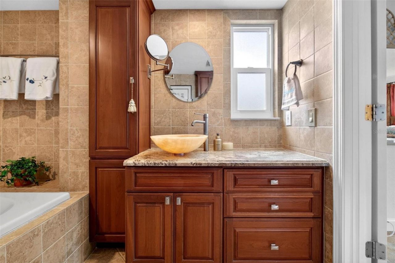 1065 Eden Isle Boulevard Ne, Unit 2, Saint Petersburg, FL 33704 Photo