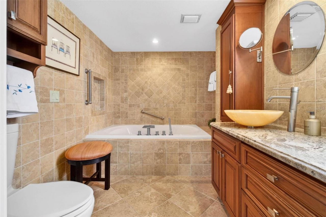 1065 Eden Isle Boulevard Ne, Unit 2, Saint Petersburg, FL 33704 Photo