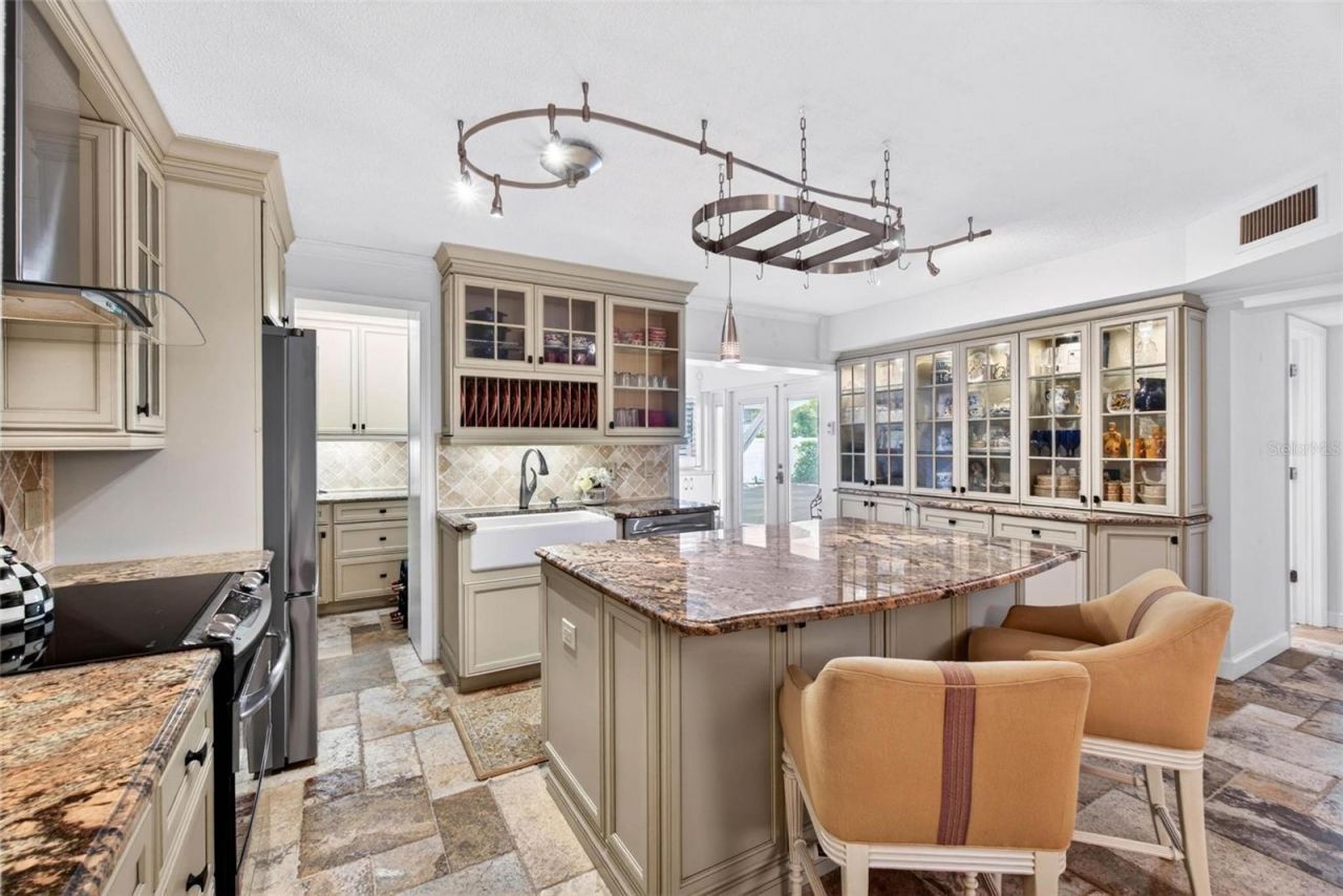 1065 Eden Isle Boulevard Ne, Unit 2, Saint Petersburg, FL 33704 Photo