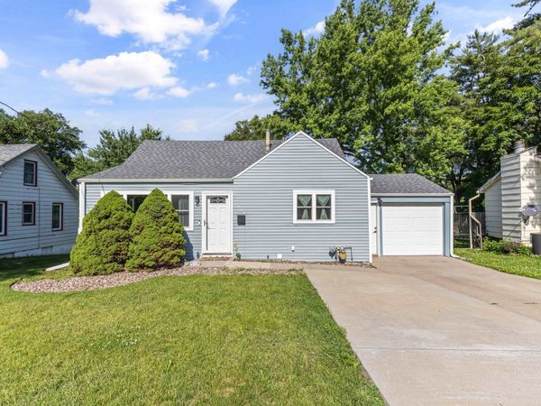 632 12th Street , West Des Moines, IA 50265