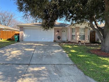 6736 Black Wing Drive, Fort Worth, TX 76137