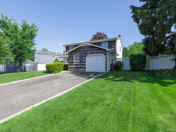 29 Beaumont Lane, Lake Grove, NY 11755