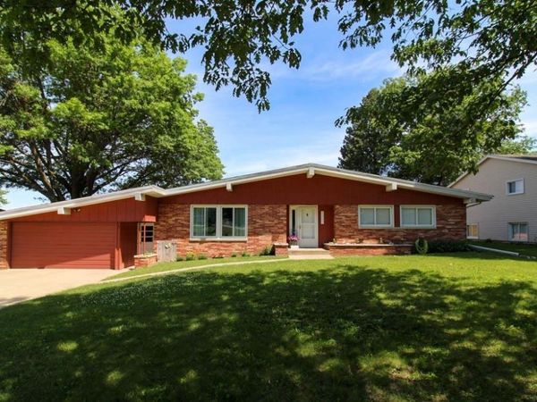 1205 E Avenue, Grundy Center, IA 50638