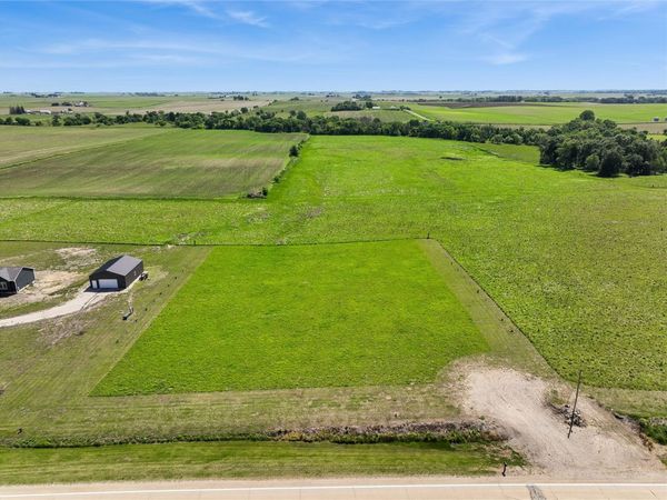 3338 Troy Mills Boulevard , Coggon, IA 52218