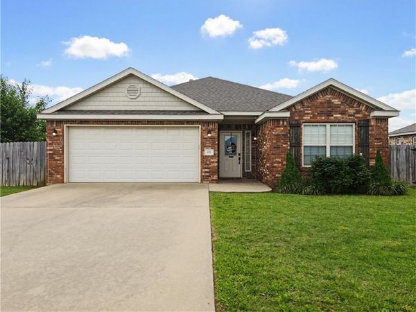 693 Olivia Lane, Centerton, AR 72719