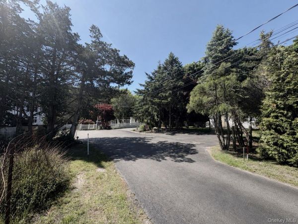 533, 531, 529 Montauk Highway , Westhampton Beach, NY 11978