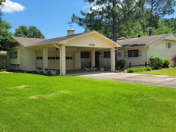 1302 SE 12th Street , Wagoner, OK 74467