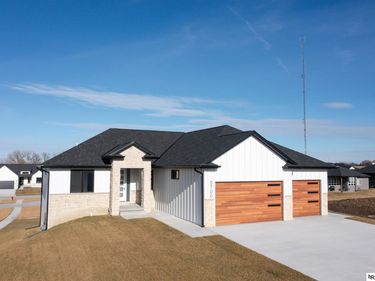 8700 Honeybee Lane, Lincoln, NE 68526