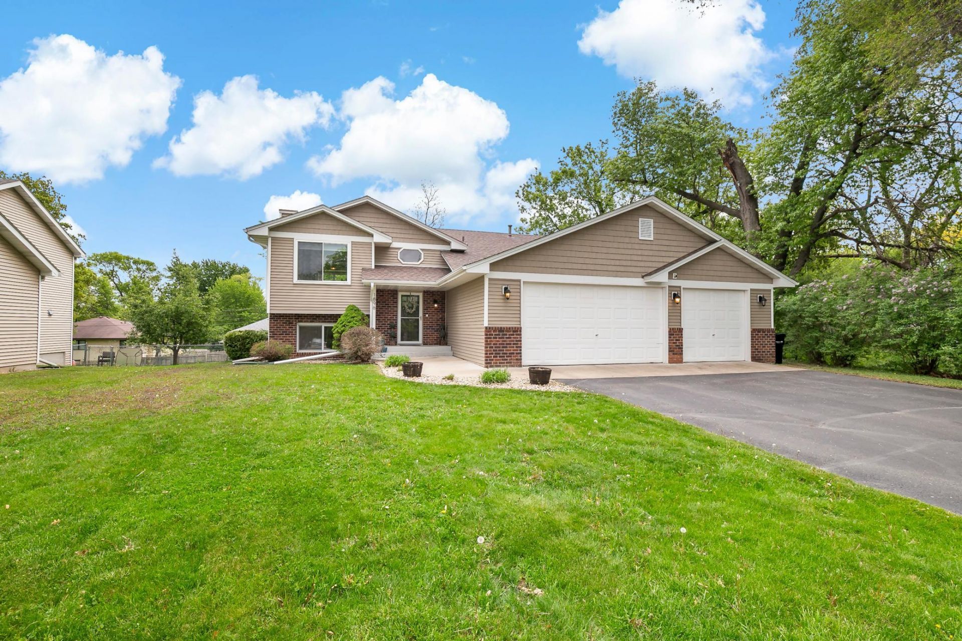1896 Adele Street , Maplewood, MN 55109