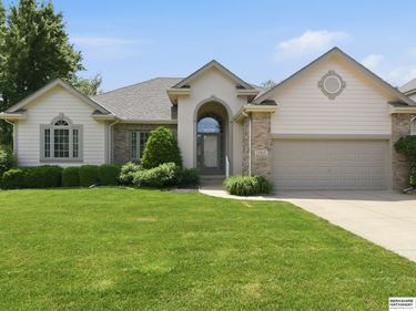 17617 Leavenworth Street, Omaha, NE 68118