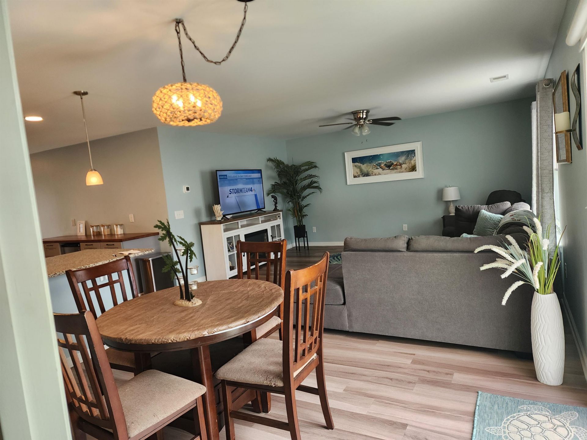 1300 Arbor Ct.  Photo 6