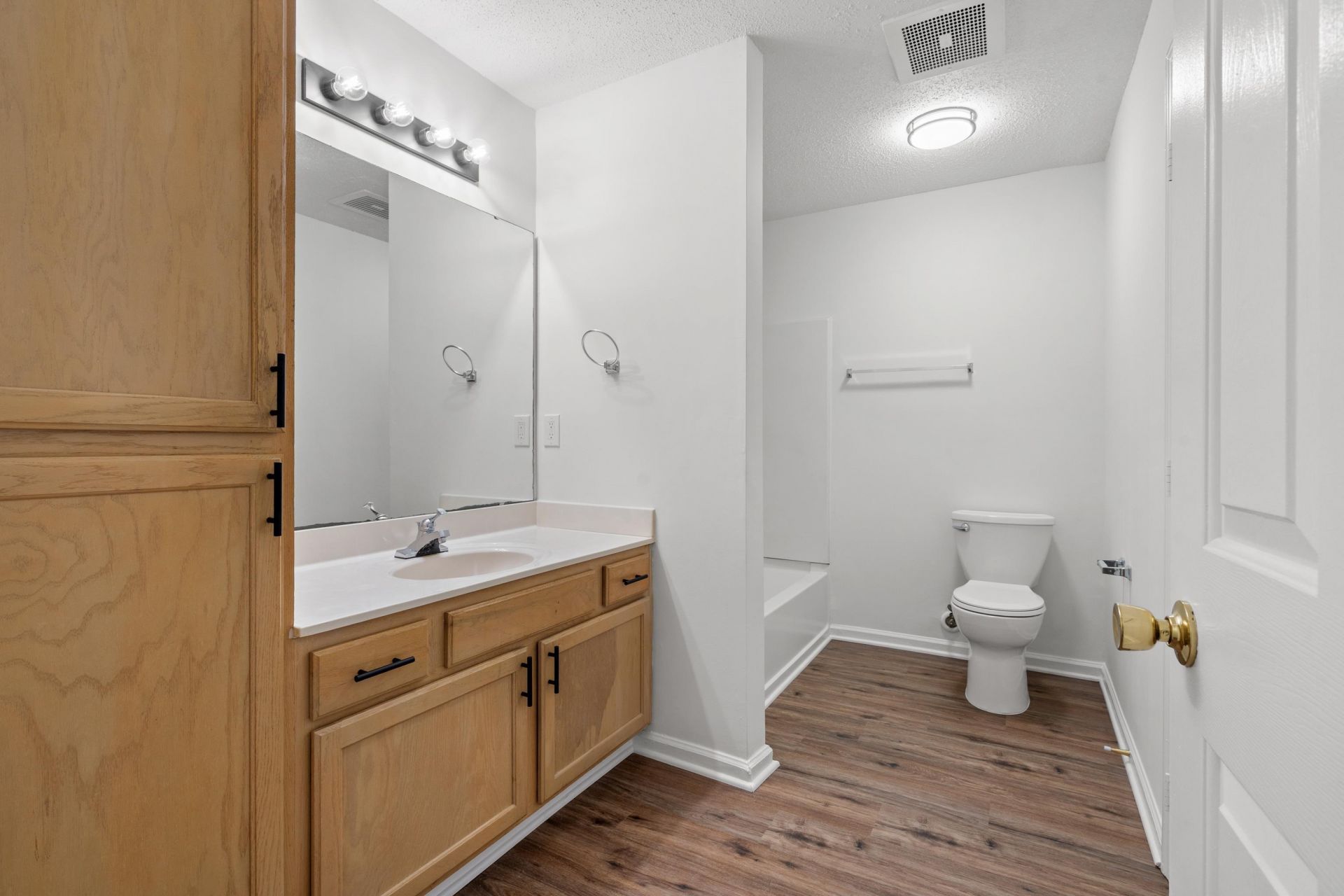 4251 Villas Dr.  Photo 7