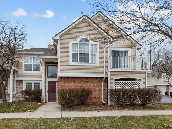 56103 CHESAPEAKE Trail, Shelby Twp, MI 48316