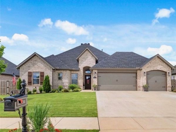 886 Bellagiola Drive, Tontitown, AR 72762