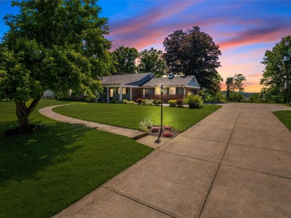 6 Old Farm Rd , Carnegie, PA 15106