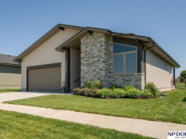 2352 Landing Lane, Blair, NE 68008