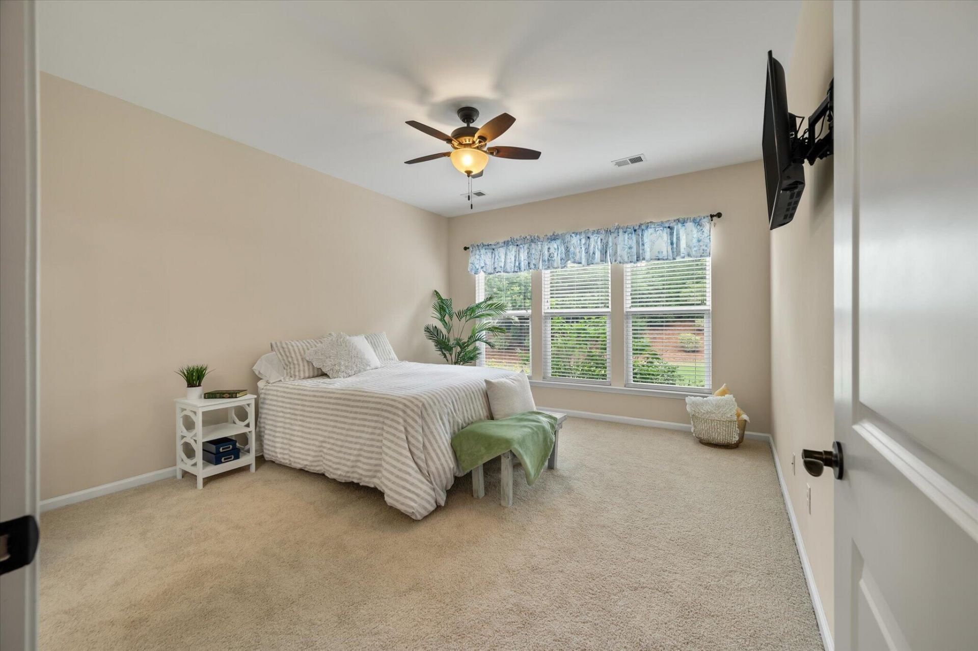 521 Tranquil Waters Way Photo 17