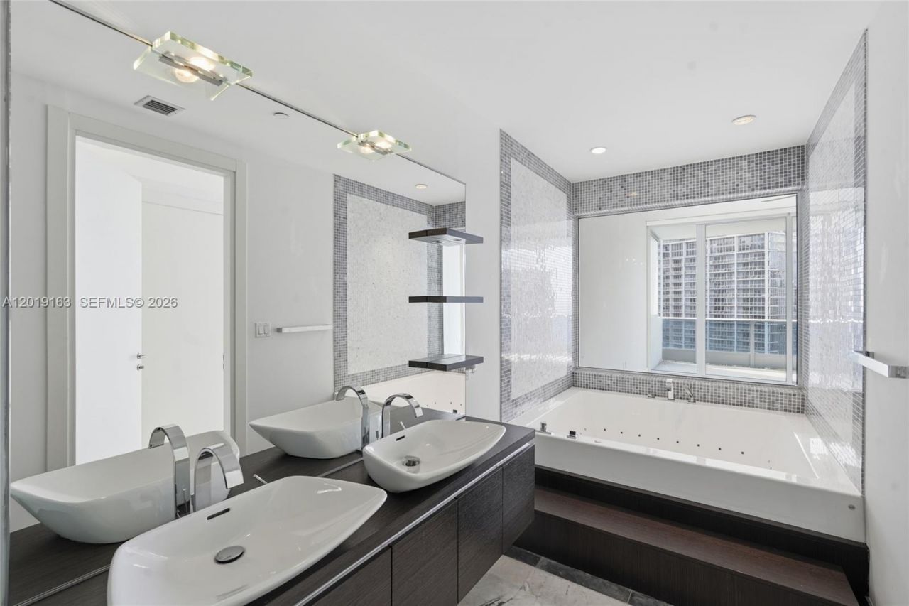 200 Biscayne Boulevard Way , Unit 4904, Miami, FL 33131 Photo
