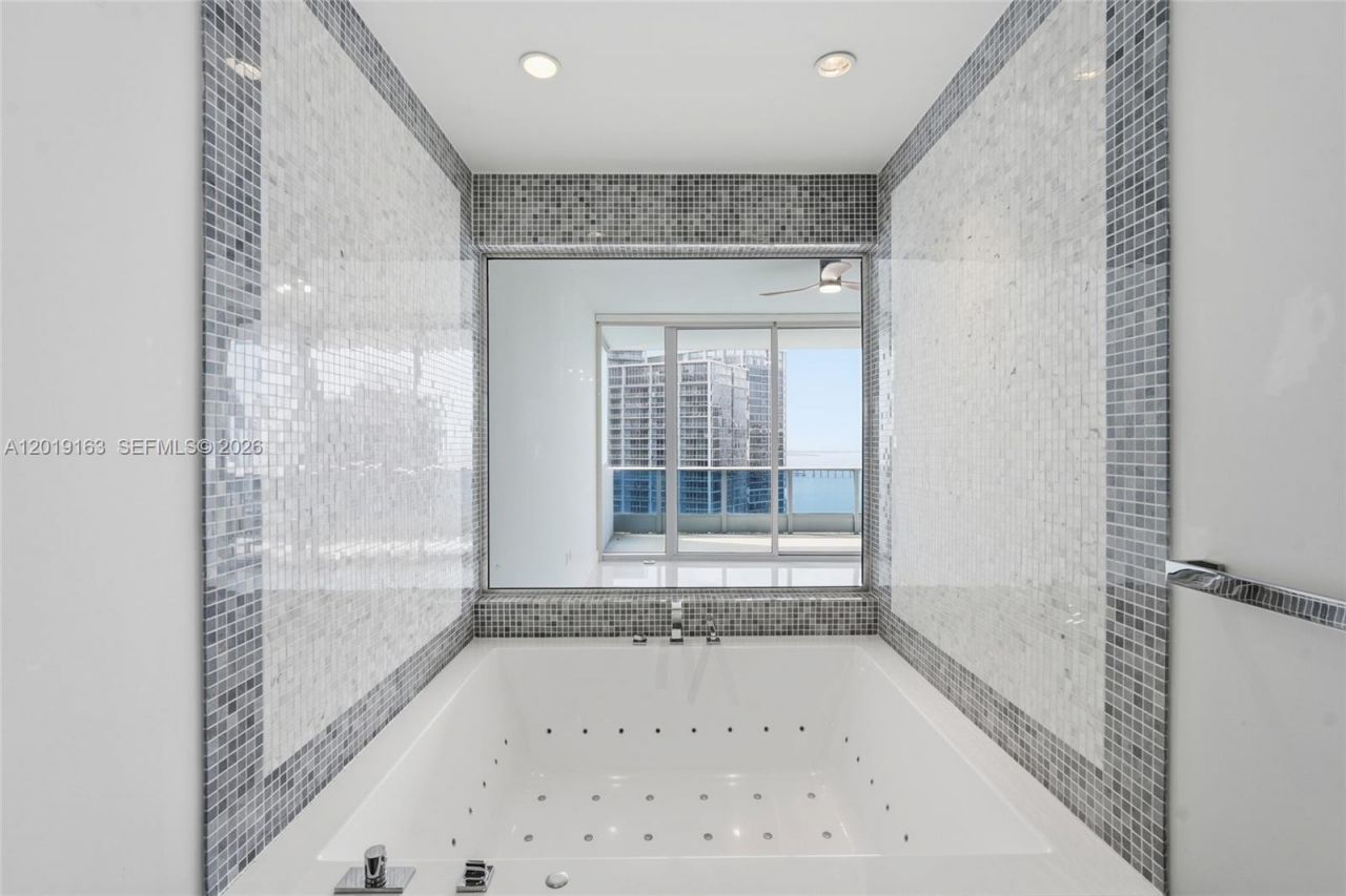200 Biscayne Boulevard Way , Unit 4904, Miami, FL 33131 Photo