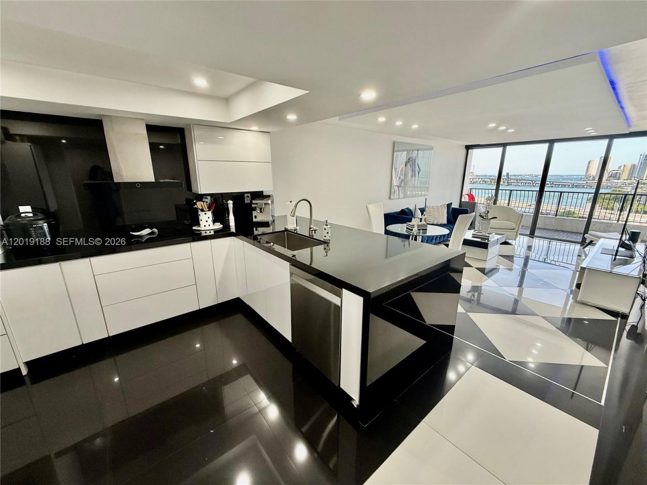 555 NE 15th St , Unit 15H, Miami, FL 33132 Photo