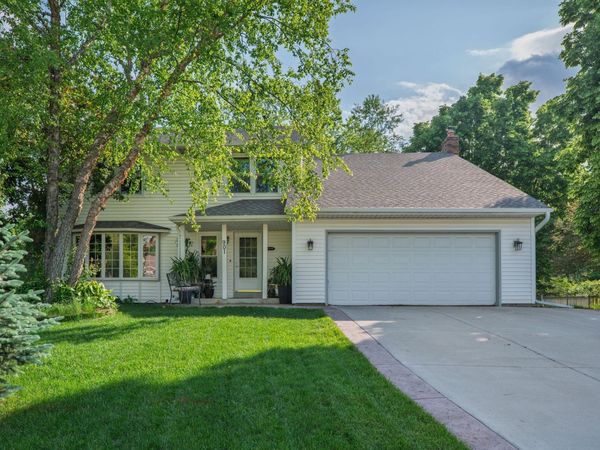 901 Southwind Drive, Burnsville, MN 55306