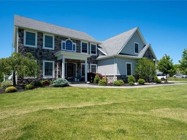 5670 Meadowglen Drive, Clarence, NY 14032
