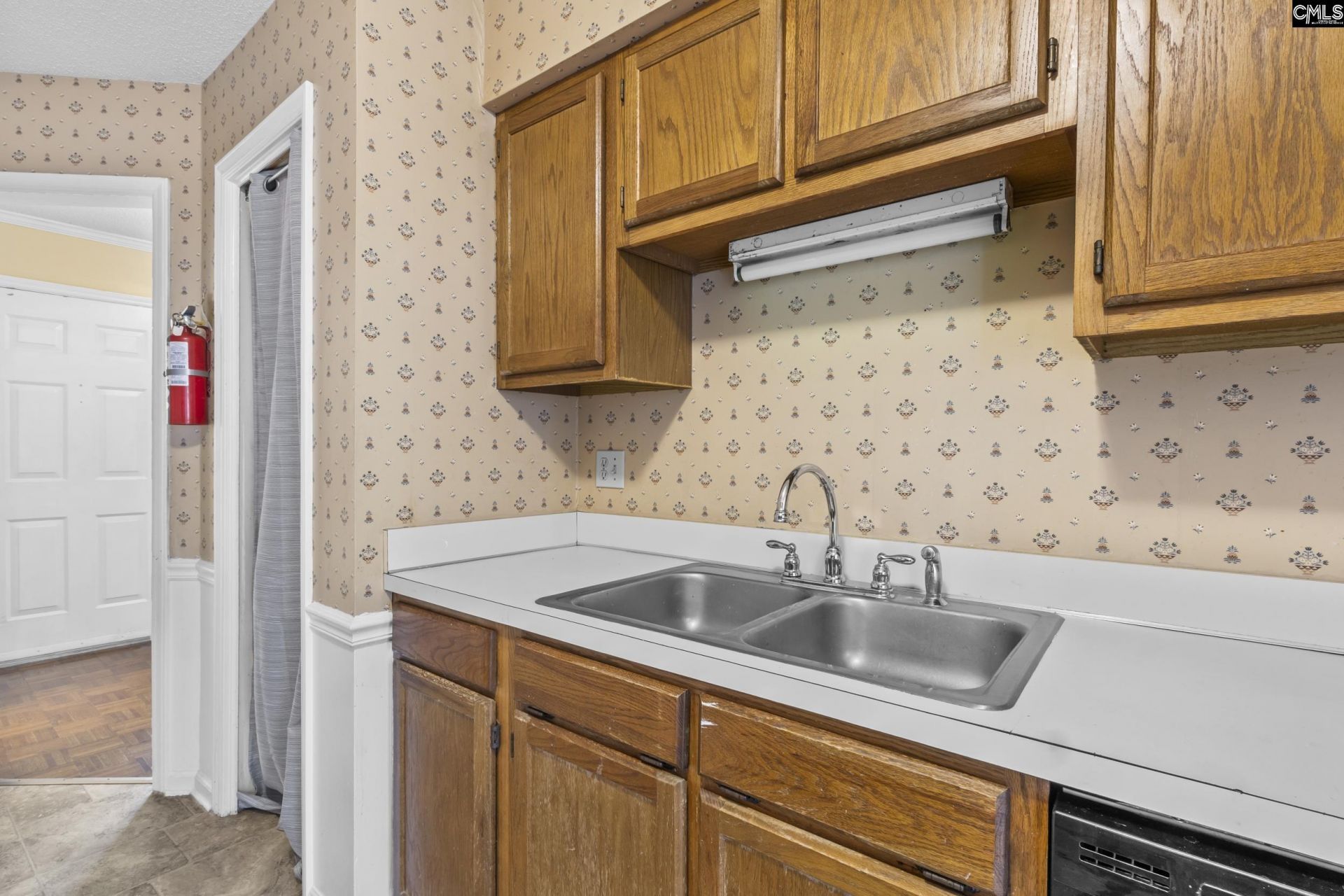 80 N Lake Pointe Drive  Photo 14