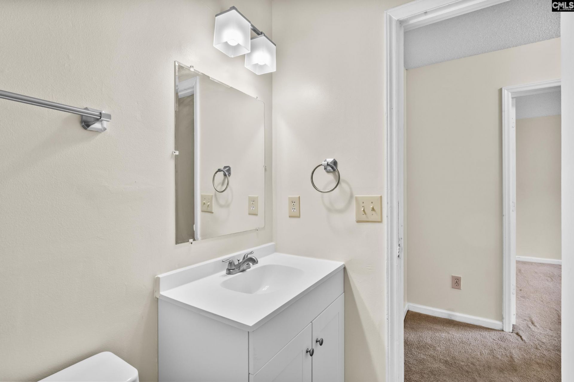 80 N Lake Pointe Drive  Photo 16