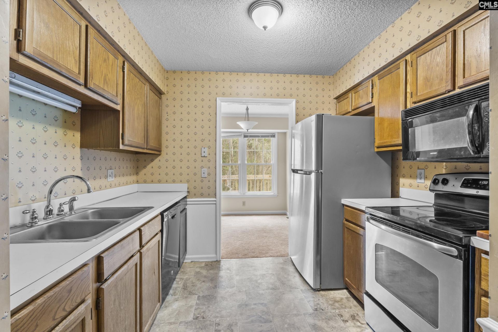 80 N Lake Pointe Drive  Photo 9