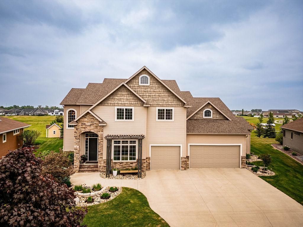 5827 Silverleaf Drive S, Fargo, ND 58104