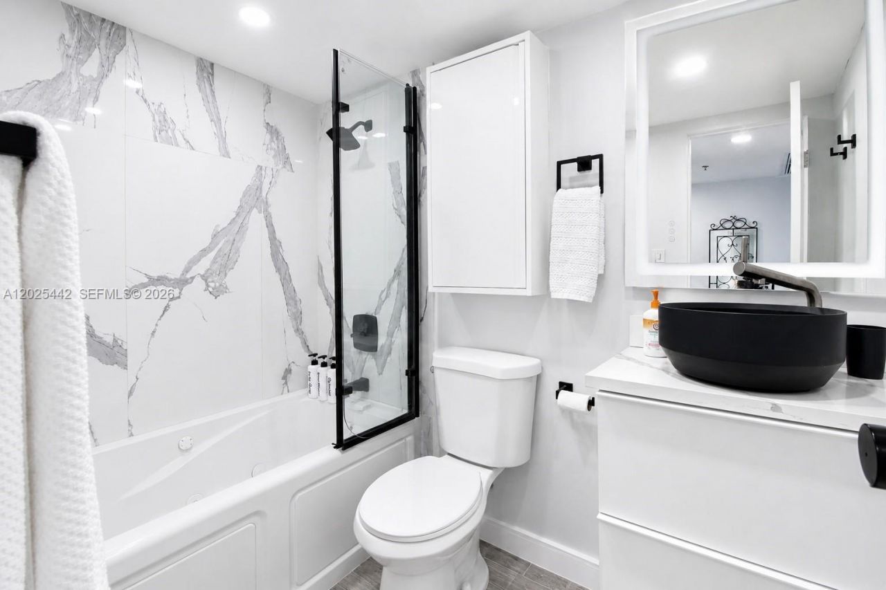 19201 Collins Ave , Unit 916, Sunny Isles Beach, FL 33160 Photo